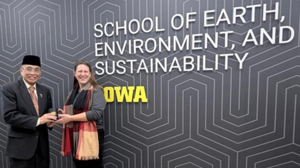 Ambassador Soesilo of the Republic of Indonesia with Emily Finzel, Departmental Executive Officer, School of Earth, Environment, and Sustainability
